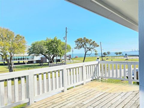 Photo of 532 Bayshore Drive, La Porte, TX 77571 (MLS # 36628864)