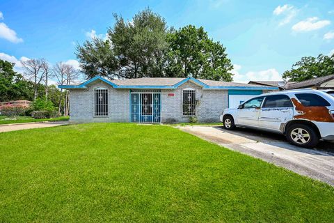 Photo of 4885 E Ridge Creek Drive, Houston, TX 77053 (MLS # 76086373) Photo of 4885 E Ridge Creek Drive, Houston, TX 77053 (MLS # 76086373)