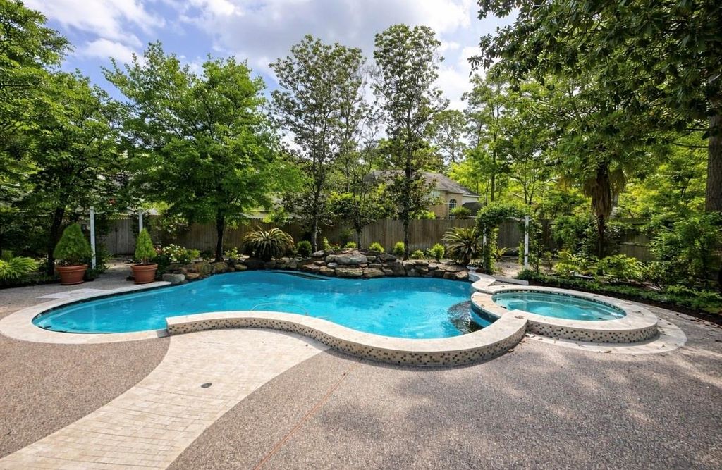 Photo of 94 E Fairbranch Circle, The Woodlands, TX 77382 (MLS # 38602752)