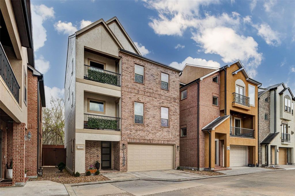 Photo of 11005 Upland Forest Drive, Houston, TX 77043 (MLS # 75322260)