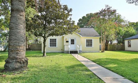 Photo of 811 10th Avenue N, Texas City, TX 77590 (MLS # 32938082)