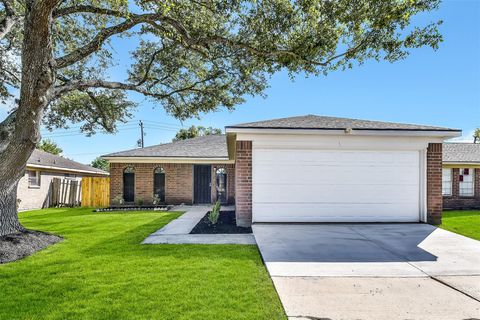 Photo of 4726 Fairgreen Lane, Houston, TX 77048 (MLS # 14909897)