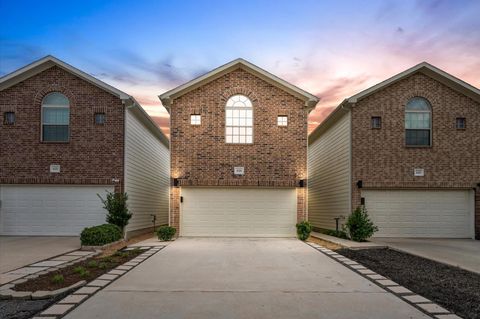Photo of 618 E 39th Street, Houston, TX 77022 (MLS # 94160863)