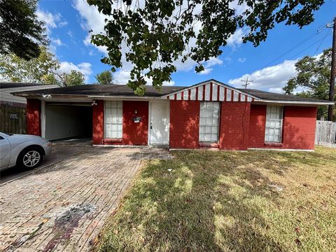 Photo of 3902 Heatherbloom Drive, Houston, TX 77045 (MLS # 82655372)