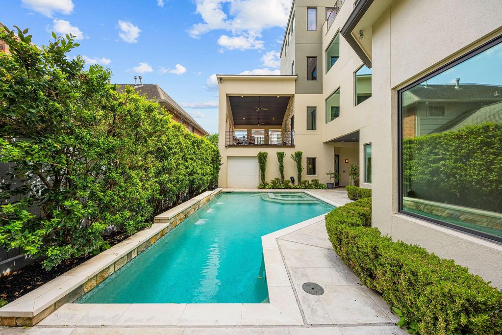 Photo of 1942 W Clay Street, Houston, TX 77019 (MLS # 67355610)