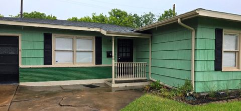 Photo of 14 Gulf Lane, Galveston, TX 77550 (MLS # 84763458)