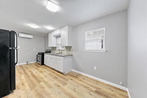 Photo of 2106 Hadley St St #2106, Houston, TX 77004 (MLS # 5604330)