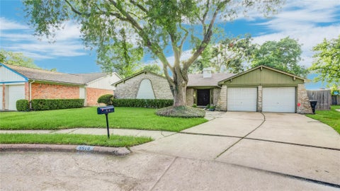 Photo of 9510 Huntington Way Drive, Houston, TX 77099 (MLS # 62148592)