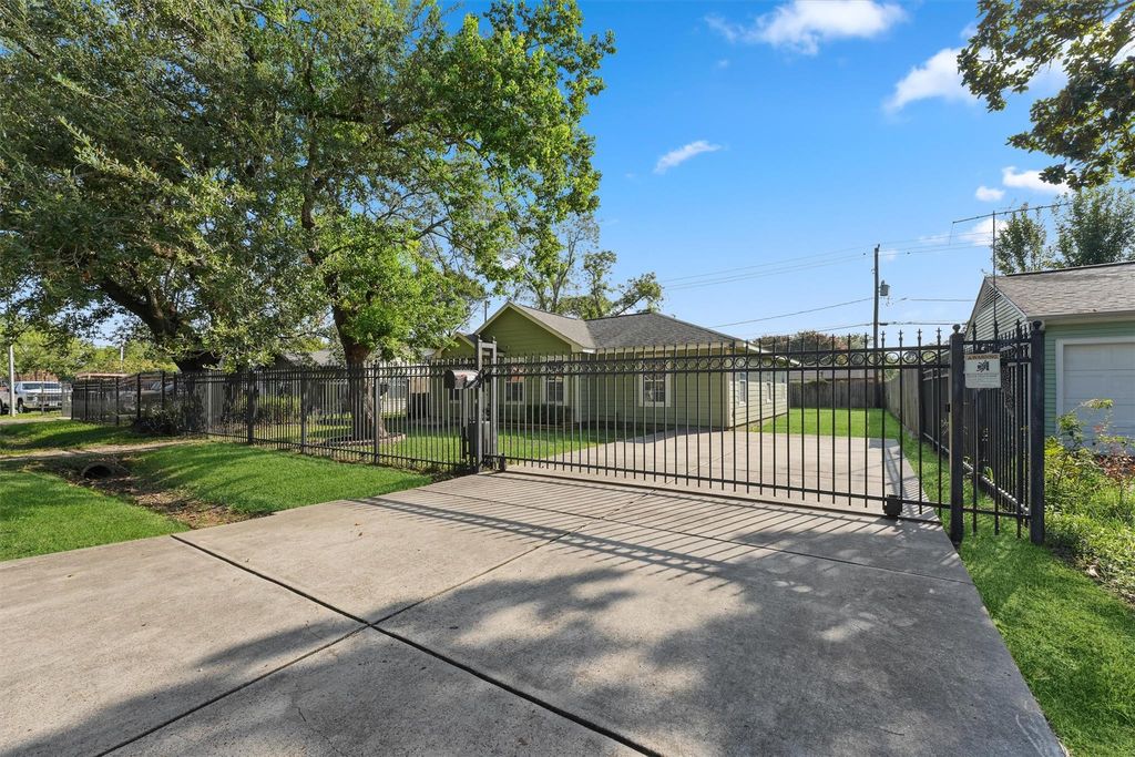 Photo of 11618 Biscayne Way, Houston, TX 77076 (MLS # 22081544)