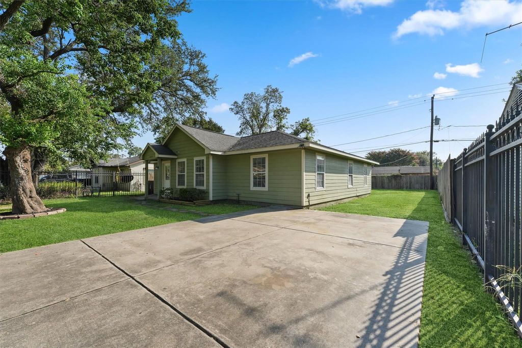 Photo of 11618 Biscayne Way, Houston, TX 77076 (MLS # 22081544)