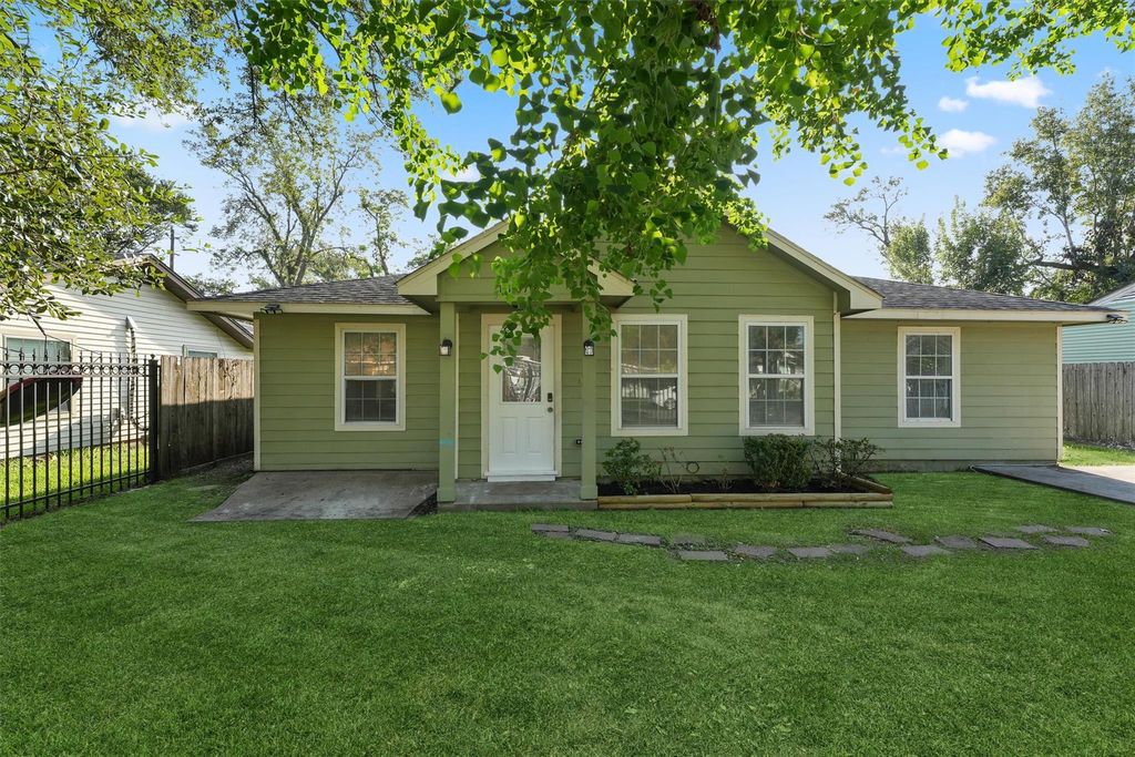 Photo of 11618 Biscayne Way, Houston, TX 77076 (MLS # 22081544)