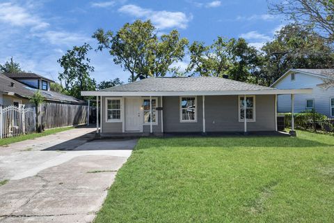 Photo of 1222 Bernard Street, Pasadena, TX 77506 (MLS # 50924349)