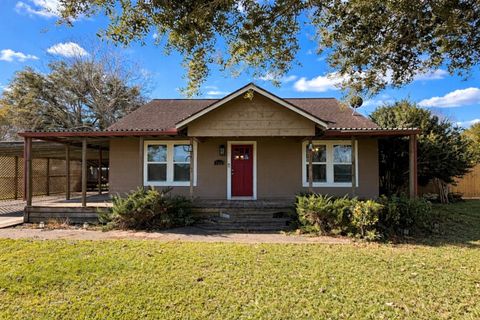 Photo of 1514 Avenue F, Danbury, TX 77534 (MLS # 27984321)
