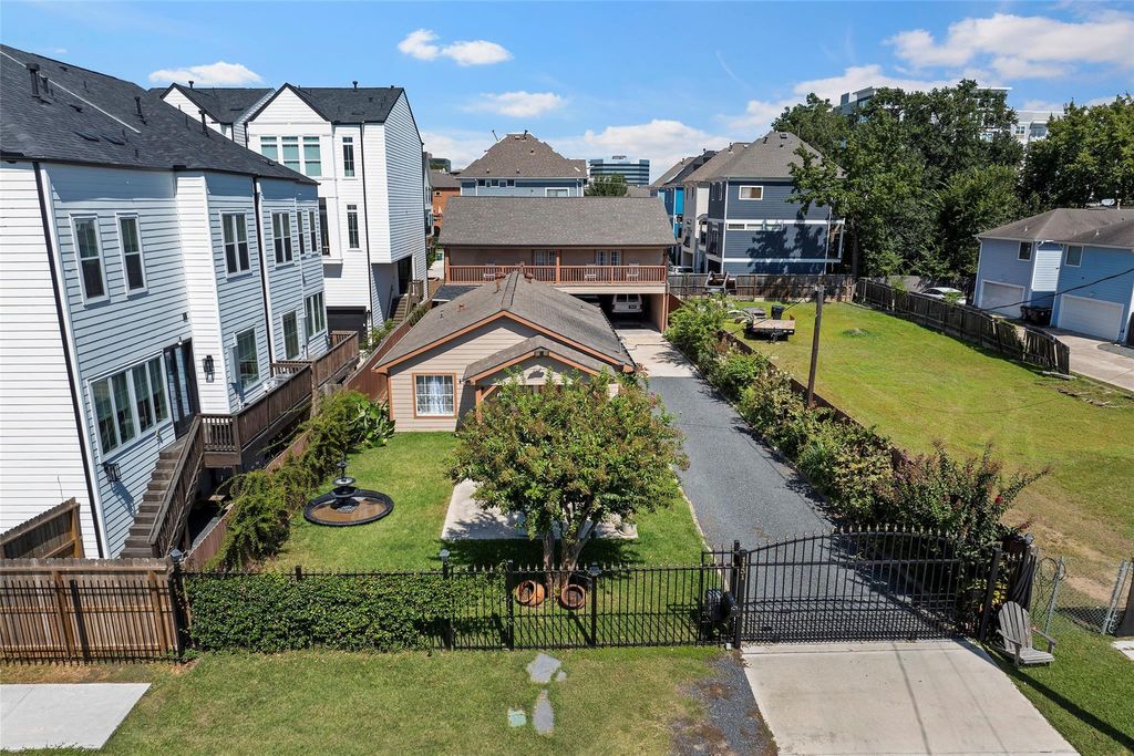 Photo of 1131 W 22nd Street, Houston, TX 77008 (MLS # 90548022)