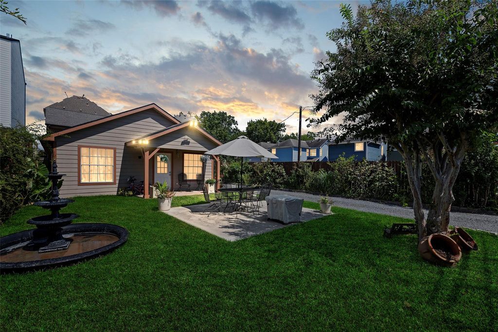 Photo of 1131 W 22nd Street, Houston, TX 77008 (MLS # 90548022)