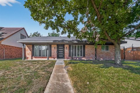 Photo of 11742 N Little John Circle, Missouri City, TX 77071 (MLS # 60824439)