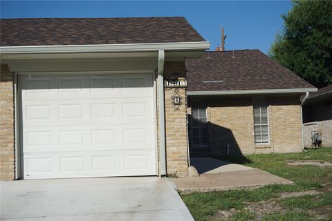 Photo of 1915 Normal Park Drive #B, Huntsville, TX 77340 (MLS # 37150454)