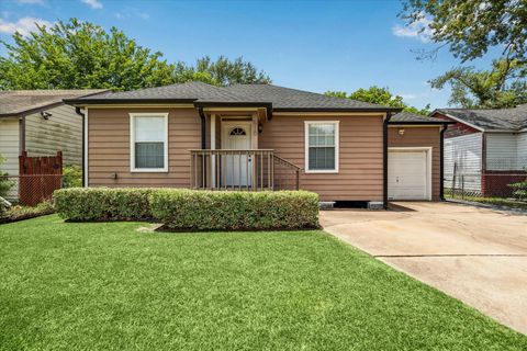 Photo of 910 Hahlo Street, Houston, TX 77020 (MLS # 52008035)