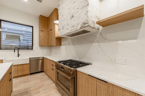 Tiny photo for 1104 W 9th Street, Houston, TX 77007 (MLS # 98055108)