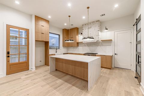 Tiny photo for 1104 W 9th Street, Houston, TX 77007 (MLS # 98055108)