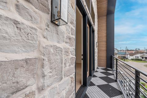 Tiny photo for 1104 W 9th Street, Houston, TX 77007 (MLS # 98055108)