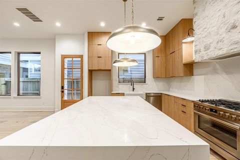 Tiny photo for 1104 W 9th Street, Houston, TX 77007 (MLS # 98055108)