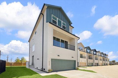 Photo of 5630 Camino Encantado Drive, Houston, TX 77091 (MLS # 73610376)