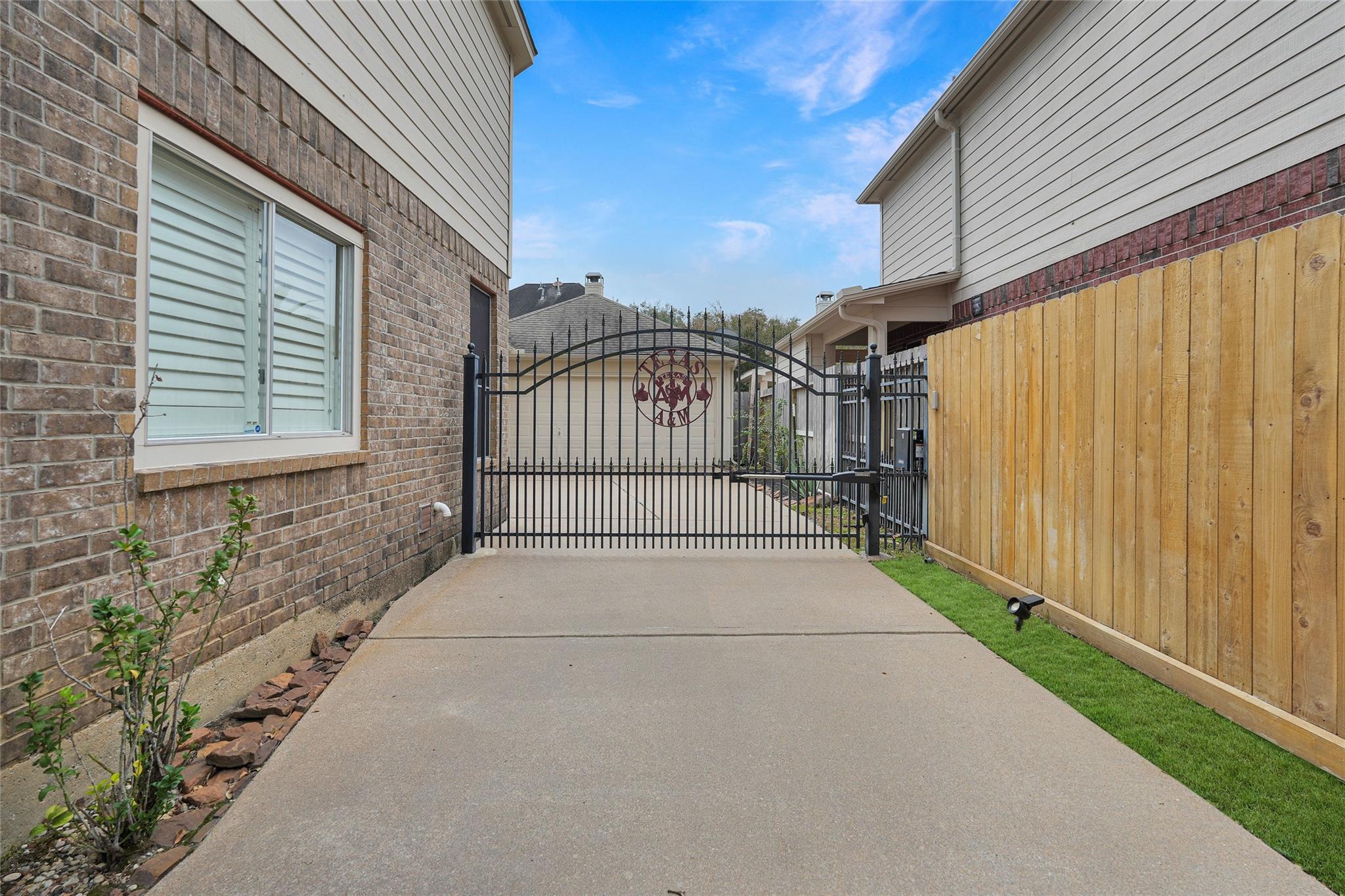 11719 Lakewood Crossing Drive