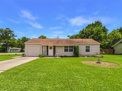 Photo of 212 Elm Street, Lake Jackson, TX 77566 (MLS # 8172959)