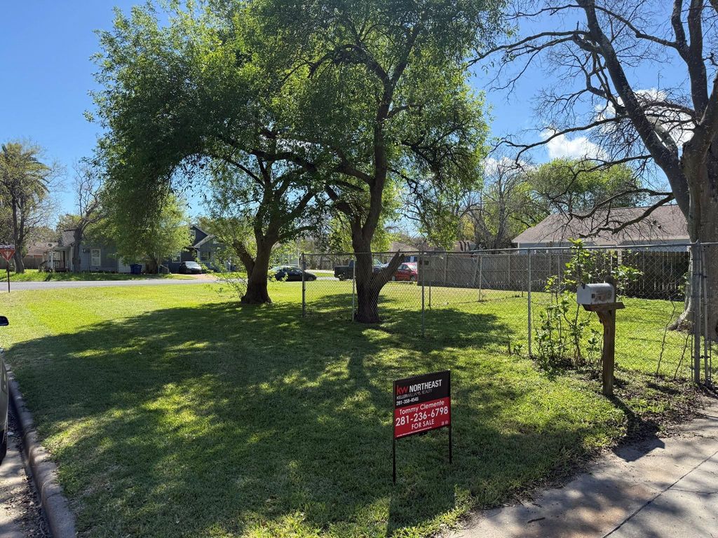 Photo of 204 8th Avenue N, Texas City, TX 77590 (MLS # 19578165)