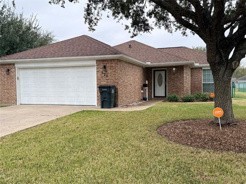 Photo of 505 E Calhoun Street, El Campo, TX 77437 (MLS # 80542207)