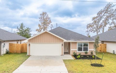 Photo of 819 Roosevelt, Navasota, TX 77868 (MLS # 97591056)