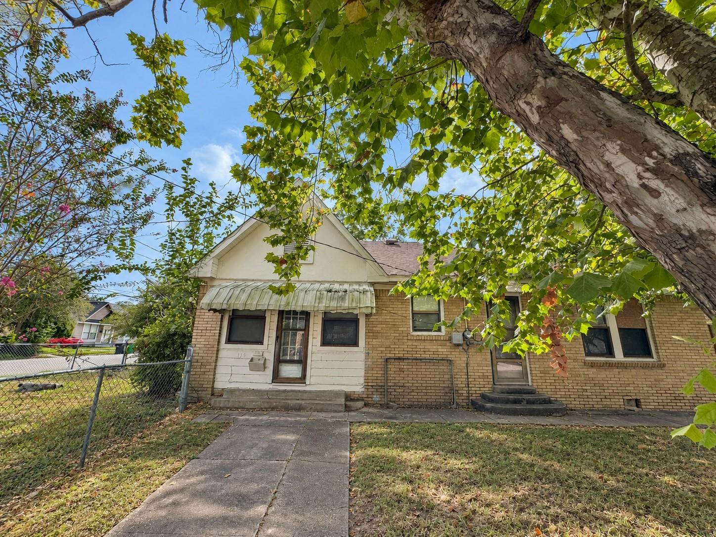 113 W Lobit Street