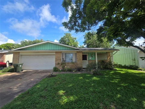 Photo of 308 Mackeral Street, Galveston, TX 77550 (MLS # 70301404)