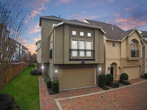 Photo of 1303 Sherwood Point Lane, Houston, TX 77043 (MLS # 80606910)