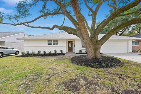 Photo of 5719 Cerritos Drive, Houston, TX 77035 (MLS # 60912958)