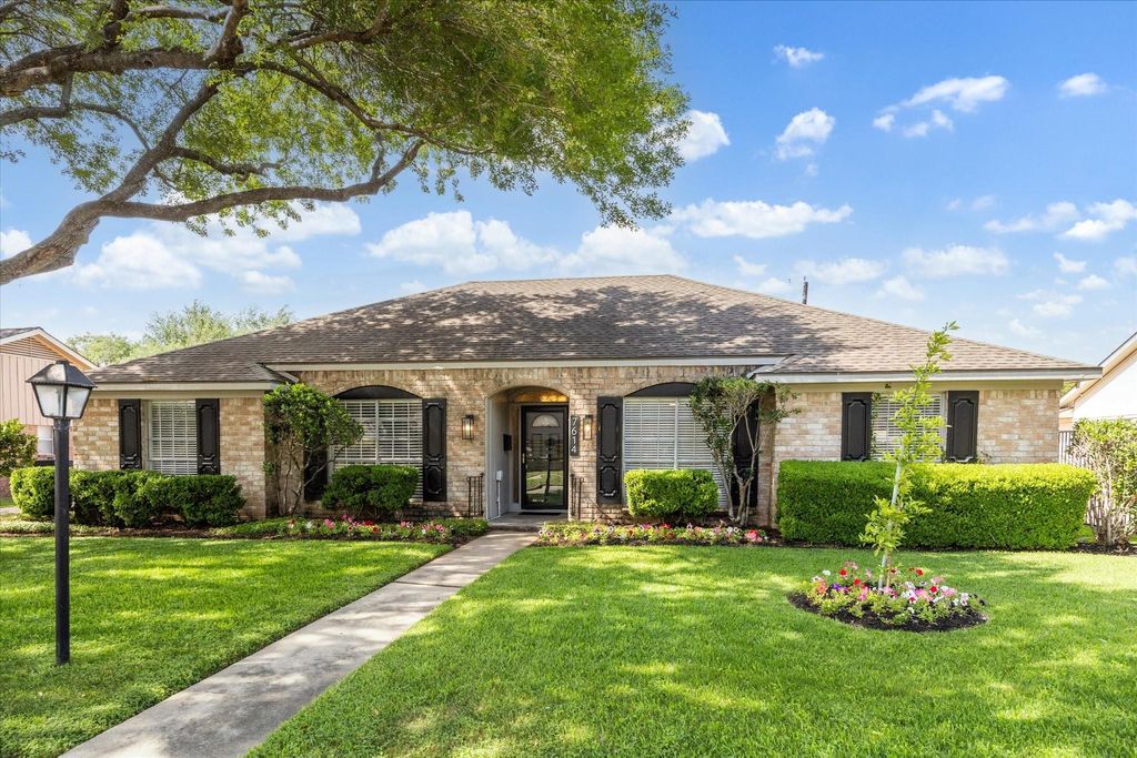 Photo of 7614 Braesview Lane, Houston, TX 77071 (MLS # 97802698)