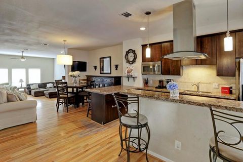 Photo of 5706 Cornish Street #B, Houston, TX 77007 (MLS # 83652088)