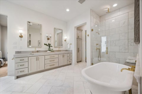 Photo of 13 Wentworth Gate Path, Houston, TX 77027 (MLS # 74567852)