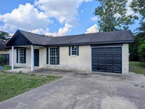 Photo of 12727 Zavalla Street, Houston, TX 77085 (MLS # 50746957)