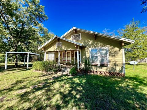 Photo of 605 Keith St, Kennard, TX 75847 (MLS # 42775617)
