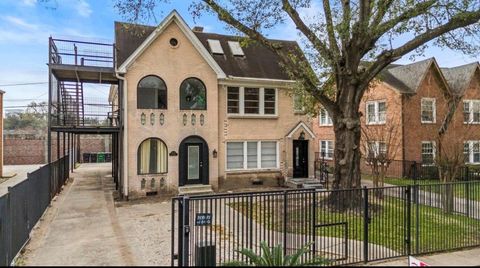 Photo of 1635 Castle Court, Houston, TX 77006 (MLS # 27188538)