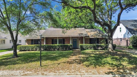 Photo of 10042 Meadow Lake Lane, Houston, TX 77042 (MLS # 10813381)