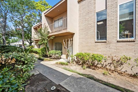 Photo of 1115 Augusta Dr #6, Houston, TX 77057 (MLS # 62310318)