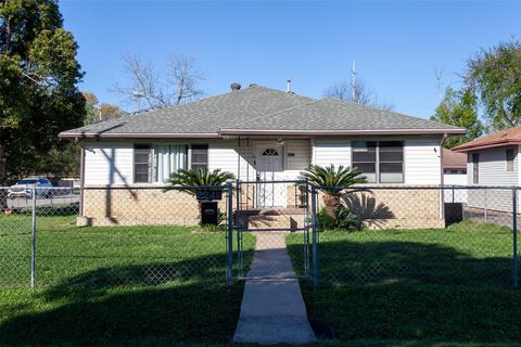 Tiny photo for 2248 7th Avenue, Port Arthur, TX 77642 (MLS # 42118880)