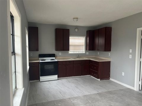 Photo of 139 Van Molan Street #B, Houston, TX 77022 (MLS # 44384629)
