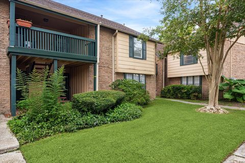 Condo For Sale - 8211 Kingsbrook Road #205<br/> Houston, TX 77024