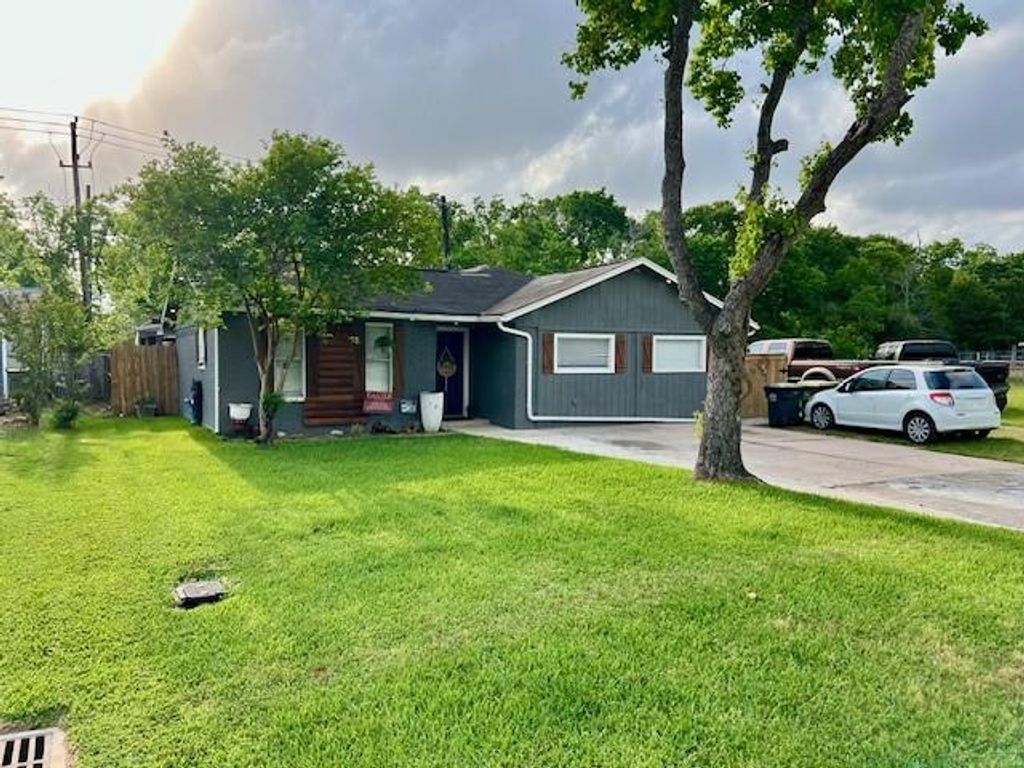 Photo of 1106 Glenda Street, Pearland, TX 77581 (MLS # 72622200)