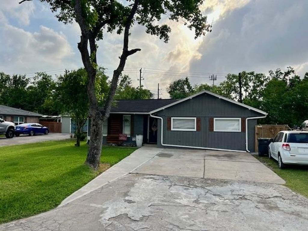 Photo of 1106 Glenda Street, Pearland, TX 77581 (MLS # 72622200)