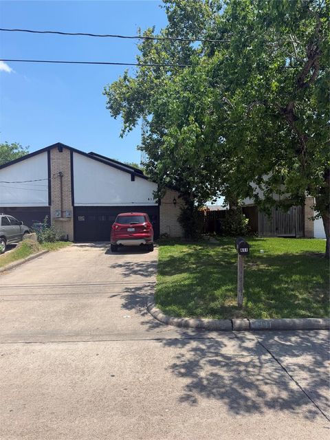 Homes For Sale - 411 S Austin Street<br/> Webster, TX 77598